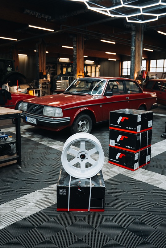 Bikefin Volvo 242 Winterbeater JR12 Vanteilla